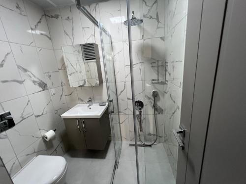 安塔利亚Elit Otel的带淋浴、卫生间和盥洗盆的浴室