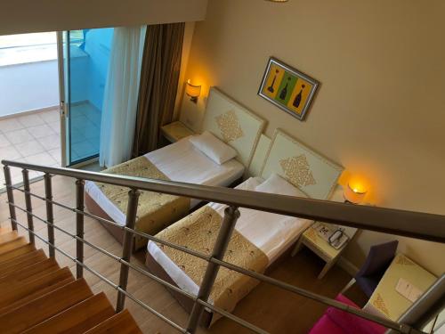 基兹洛特Crystal Admiral Resort Suites & Spa - Ultimate All Inclusive的客房设有两张床和一个阳台。