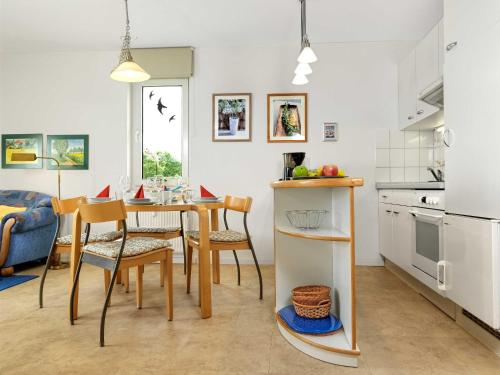 KirchdorfHafenkieker的厨房以及带桌椅的用餐室。