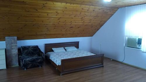 瓦杜卢伊沃达Дом-House в Vadul lui Voda的一间卧室设有一张床和木制天花板