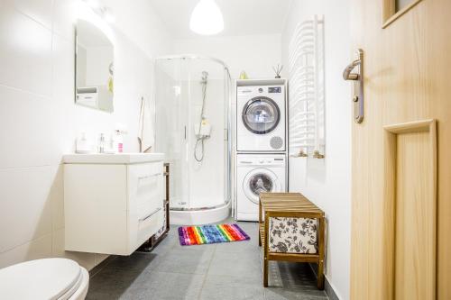 格利维采Wygodne pokoje w Gliwicach的浴室配有洗衣机、洗衣机和烘干机。