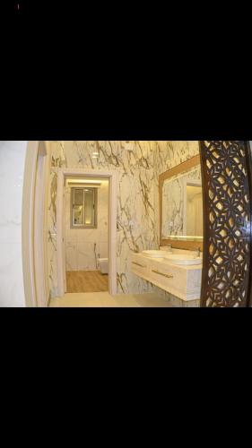 塔伊夫شاليهات ورد المساء的一间带水槽和镜子的浴室