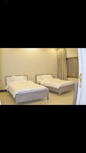塔伊夫شاليهات ورد المساء的一间卧室配有两张床和镜子