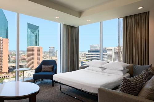 达拉斯JW Marriott Dallas Arts District的酒店客房设有一张床和一个大窗户