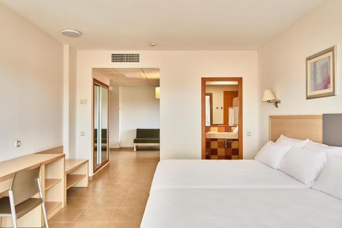 雷塔马尔ALEGRIA Cabo De Gata的卧室配有一张白色大床