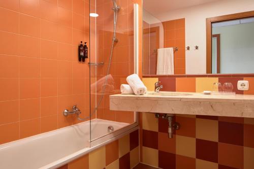雷塔马尔ALEGRIA Cabo De Gata的带浴缸、水槽和镜子的浴室