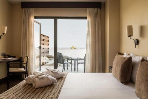 莫哈卡尔ALEGRIA Palacio Mojacar - Adults Only的一间卧室设有一张床,享有海景