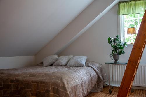 VåxtorpÄngagården - Gårdslyckan的一间卧室设有一张床和一个窗口