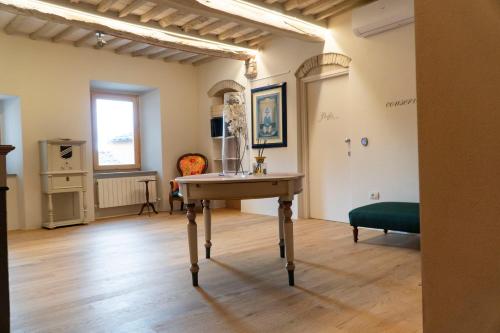 坎丕里亚麦利蒂玛Losanna Suites的一间房间中间设有一张桌子