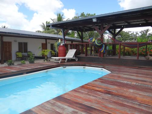 MeerzorgSutopia Holiday Resort的房屋甲板上的游泳池