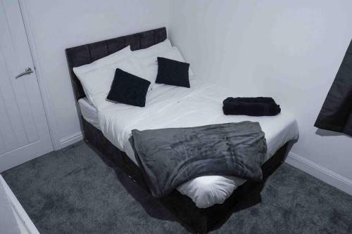 HunsletStunning Two Bed City Centre Apartment的一张配有黑白床单和枕头的床