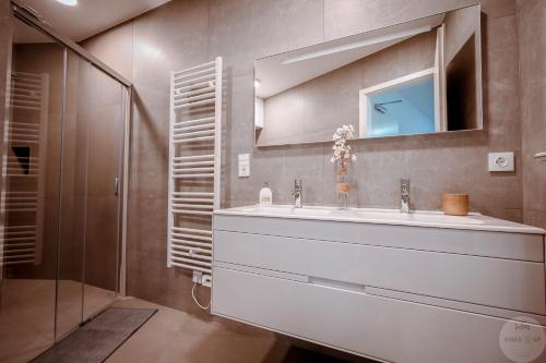 WakeUp Lux-City的一间带水槽和镜子的浴室