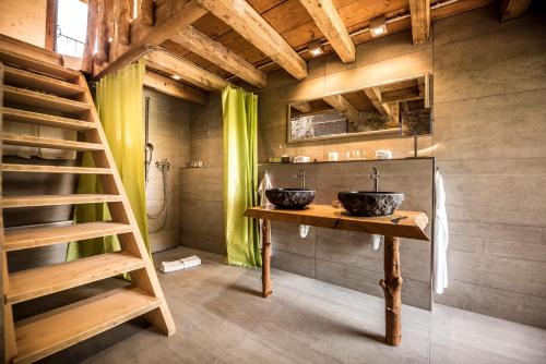 穆尔滕La Pinte du Vieux Manoir的浴室设有木桌上的两个盥洗盆