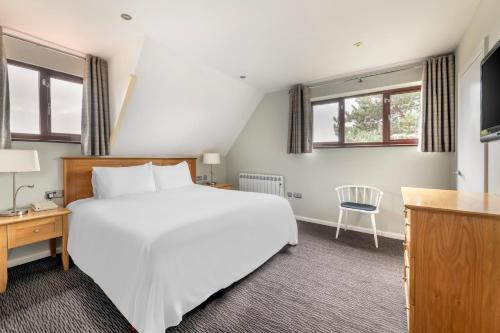 克罗默克罗默乡村俱乐部钻石度假酒店的卧室设有白色大床和窗户。