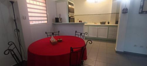 KoungouLes jardins d'Agadir的一间厨房,里面配有红色的桌子和椅子
