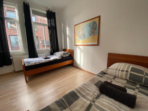 奥尔登堡Apartment in guter Lage für bis zu 5 Personen的一间卧室设有两张床和两个窗户。