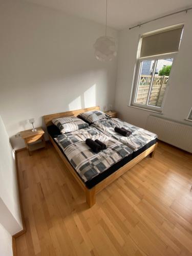 奥尔登堡Apartment in guter Lage für bis zu 5 Personen的一间卧室设有一张床和一个大窗户