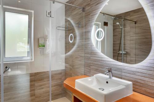 金塔湖Vilar do Golf的一间带水槽和镜子的浴室
