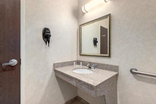 PrattBaymont by Wyndham Pratt的一间带水槽和镜子的浴室