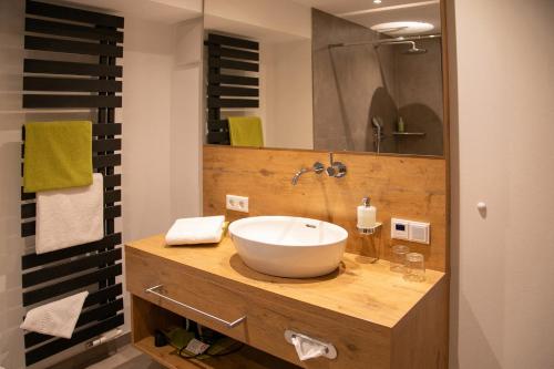 德罗尔斯哈根哈尔巴法斯眼乡村旅馆的一间带水槽和镜子的浴室