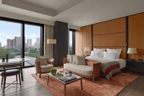 北京北京宝格丽酒店的酒店客房设有一张床和一个大窗户