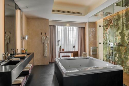 北京北京宝格丽酒店的一间带大浴缸和水槽的浴室