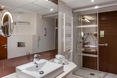 贝纳尔马德纳Sahara Sunset的一间带水槽和淋浴的浴室