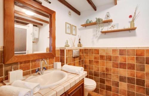 塔科龙特Experiences Salitre Suite的一间带水槽和卫生间的浴室