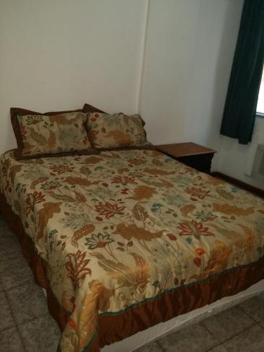里约热内卢Estúdio Djalma Ulrich 91 2的卧室里的一张床铺,床上有毯子