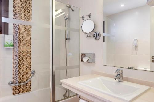 阿德耶日落湾俱乐部钻石度假公寓的一间带水槽和淋浴的浴室