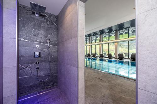 图克斯吉尔奇乐温暖酒店的设有带游泳池和带淋浴的浴缸的浴室