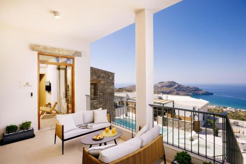 米尔希奥斯Mirthea Suites的客厅设有海景阳台。