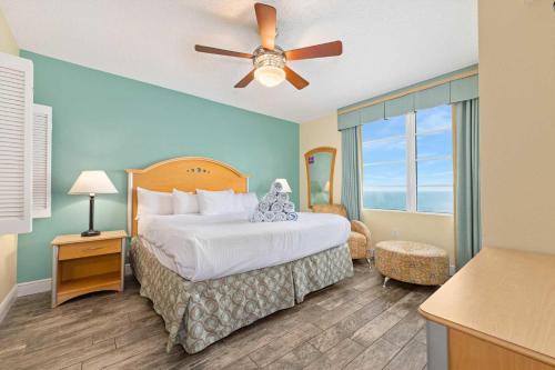 代托纳海滩Luxury 3BR Villa Wyndham Ocean Walk Resort的酒店客房配有一张床和吊扇。