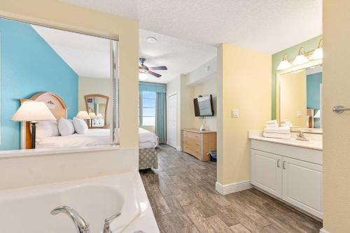 代托纳海滩Luxury 3BR Villa Wyndham Ocean Walk Resort的带浴缸的浴室和1间带1张床的卧室