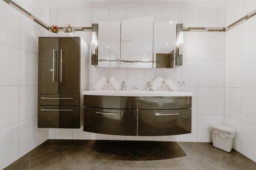 索尔登斯波特于特菲戈尔公寓的一间带水槽和镜子的浴室