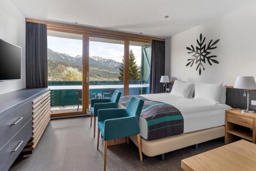 斯拉德明钻石度假村阿尔卑斯俱乐部酒店的山景卧室 - 带1张床