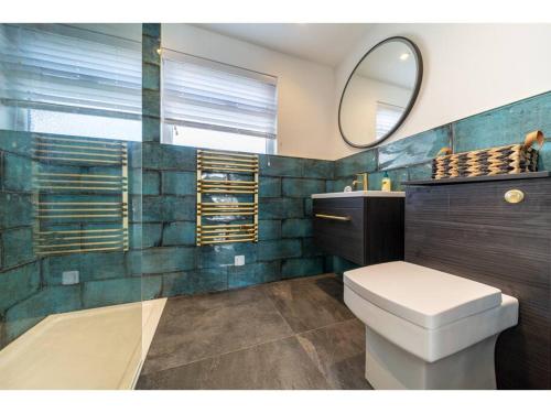 纽基Gwel An Keynvor Penthouse的一间带卫生间和镜子的浴室
