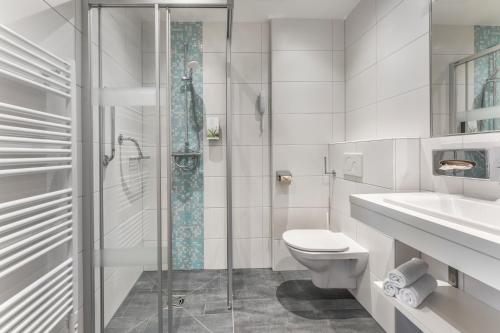斯拉德明钻石度假村阿尔卑斯俱乐部酒店的浴室配有卫生间、盥洗盆和淋浴。
