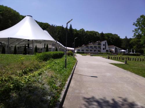 RazgradHotel Kovanlika 2的路边的白色帐篷