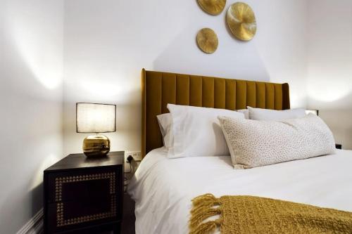 切尔滕纳姆Belle Vue Regency King size w Free Parking的卧室配有白色的床和木制床头板