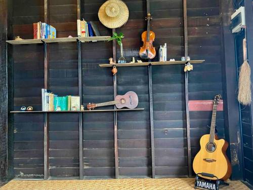 清迈Grandma’s House的墙上有两把吉他和书