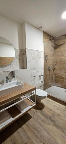 科隆Hotel Villa Sophia的浴室配有盥洗盆、卫生间和浴缸。