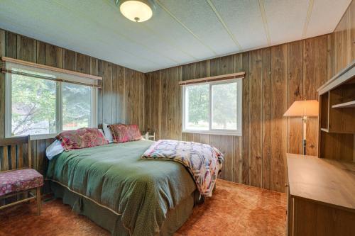 SalmonCozy Salmon Home with Mountain Views and River Access的卧室配有木墙和窗户。