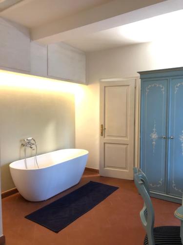 拉斯特拉阿西尼亚卡希娜德法久拉丽酒店的浴室配有白色浴缸和蓝色橱柜。