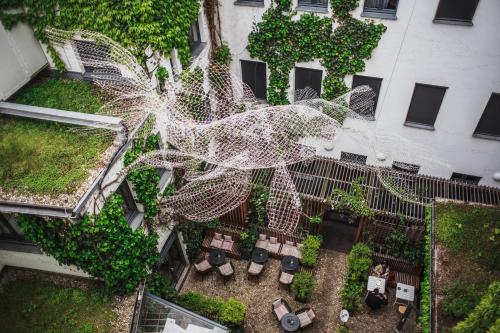 柏林马戏团酒店的花园的顶部景色,有白色蜘蛛网