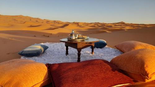 梅尔祖卡骆驼之家住宿加早餐旅馆的沙漠中的一个桌子