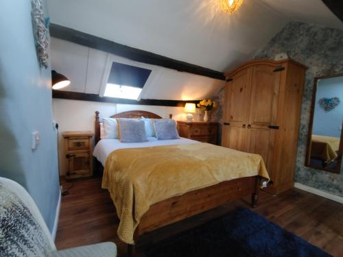 罗宾胡兹贝Darnholm Cottage的一间卧室,卧室内配有一张大床