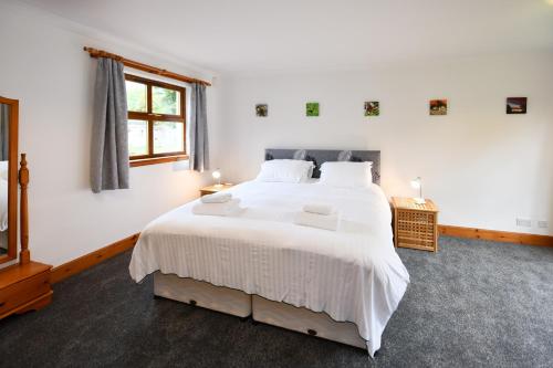 SornNorth Blairkip Eildon的卧室配有一张大白色床和窗户