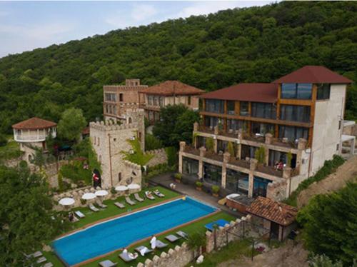 泰拉维Villa Tiffany的享有带游泳池的度假村的空中景致