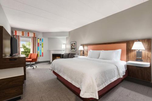 奎克敦汉普顿夸克敦酒店的酒店客房设有一张大床和一个壁炉。